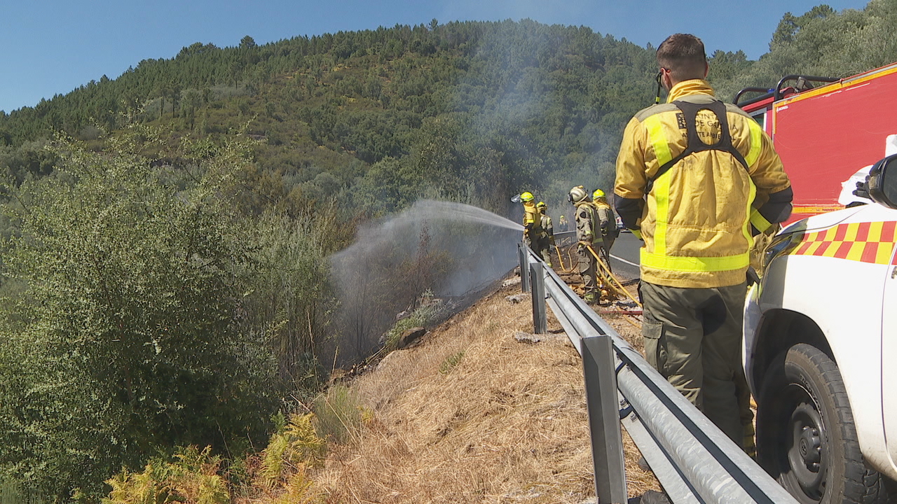 Equipos de extinción no incendio que suspendeu o tren entre Santiago e Ourense