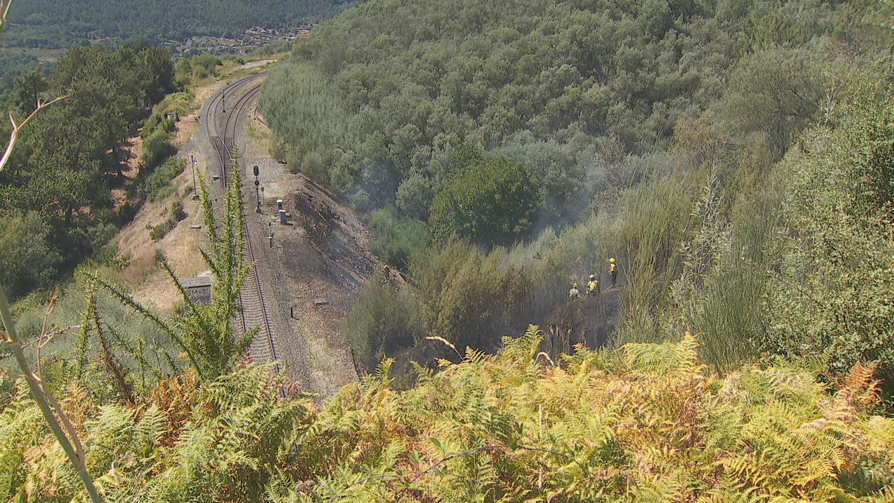 Imaxe da vías ferroviarias co lume próximo en Trasalba