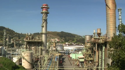 Instalacións de Repsol en Arteixo (TVG)