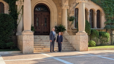 O Rei Filipe VI e o presidente de Ceuta, Juan Jesús Vivas, ás portas do Palacio de Marivent. Europa Press