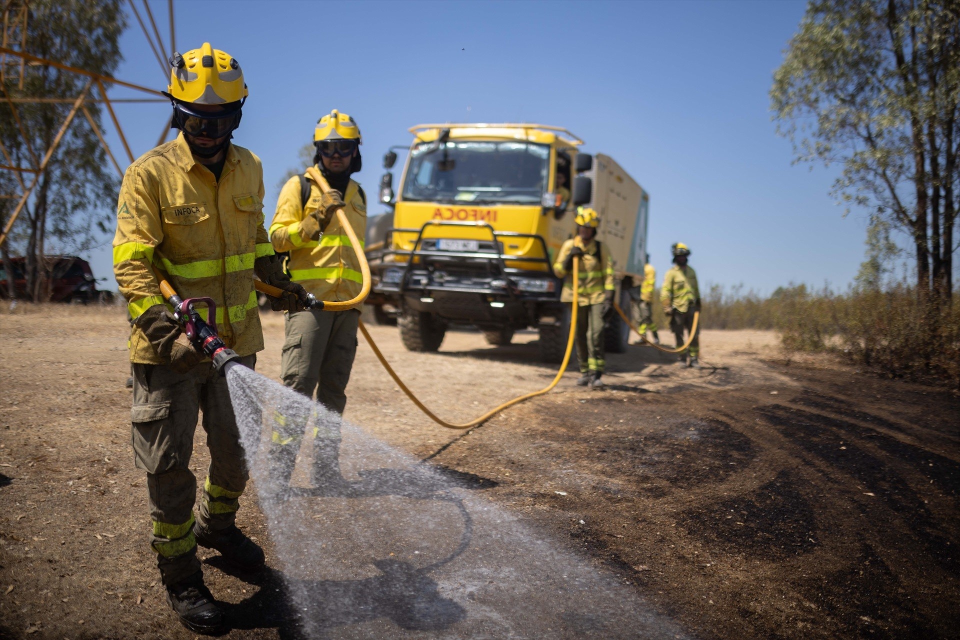 Equipo de traballo no incendo de Niebla. Foto: Europa Press/ Clara Carrasco