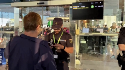 Axentes da Policía Nacional realizan controis aleatorios a pasaxeiros italianos.  Imaxe cedida pola Policía Nacional