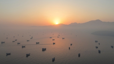 O estreito de Ormuz ateigado de barcos á espera de pasar. Foto: Reuters