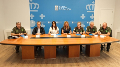 A conselleira do Medio Rural, María José Gómez e os representantes sindicais tras asinar o acordo. Xunta