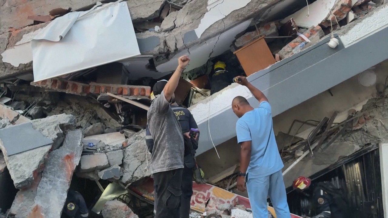 Colombia afánase en localizar sobreviventes entre os cascallos