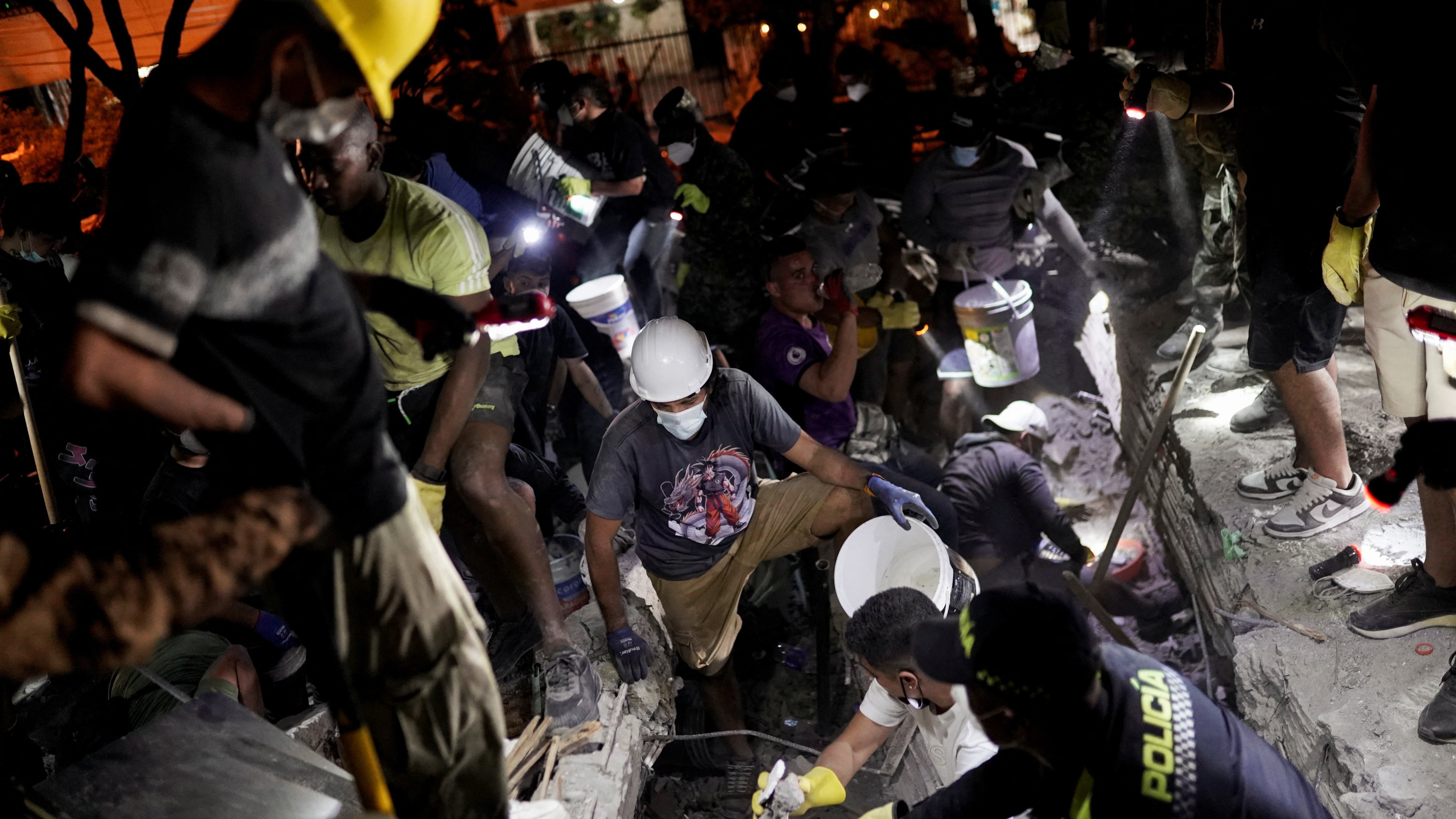 Rescate na cidade de Cali (Reuters/Sergio Acero)