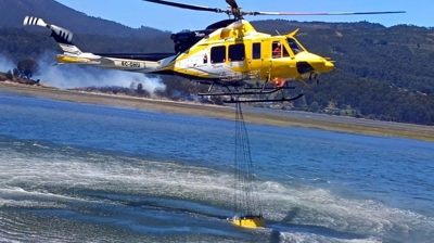Helicóptero traballando na extinción do lume nas Alvedosas. Servizo de Emerxencias de Vilaboa