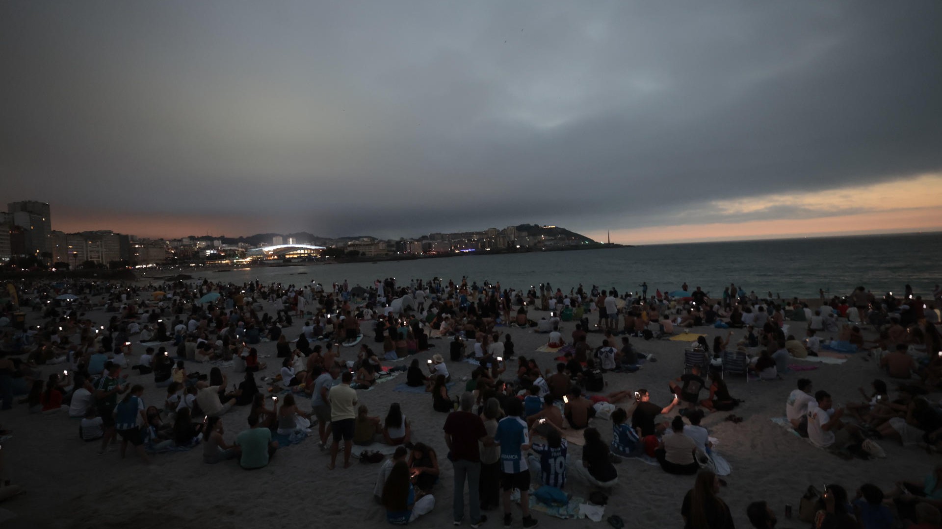 Eclipse desde a praia de Riazor. Lavandeira Jr/EFE
