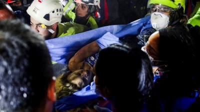 Rescatistas recuperan con vida unha muller de entre os edificios derrubados na cidade de Pereira (Reuters/Juan David Duque)