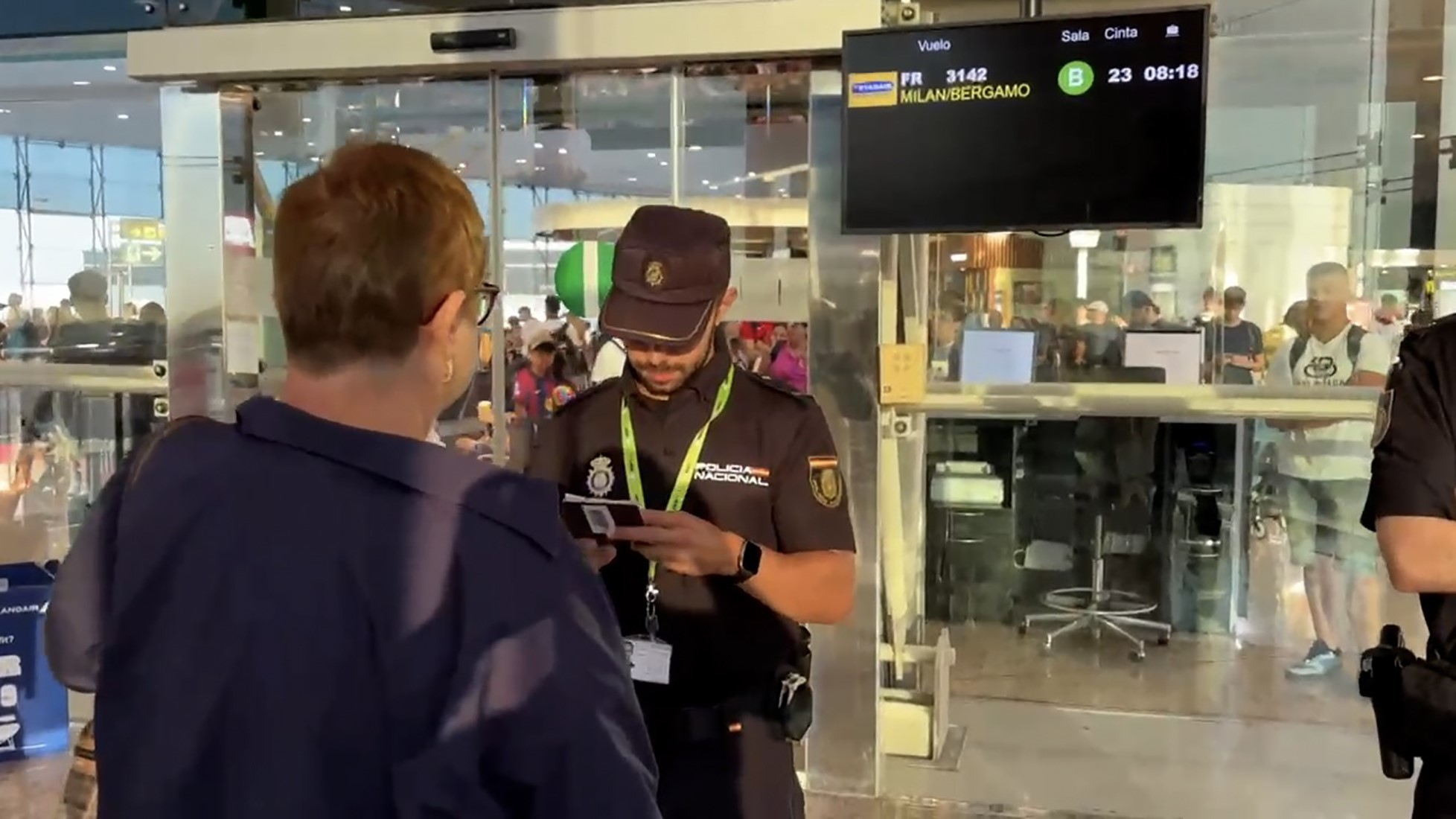 Axentes da Policía Nacional realizan controis aleatorios a pasaxeiros italianos. Policía Nacional