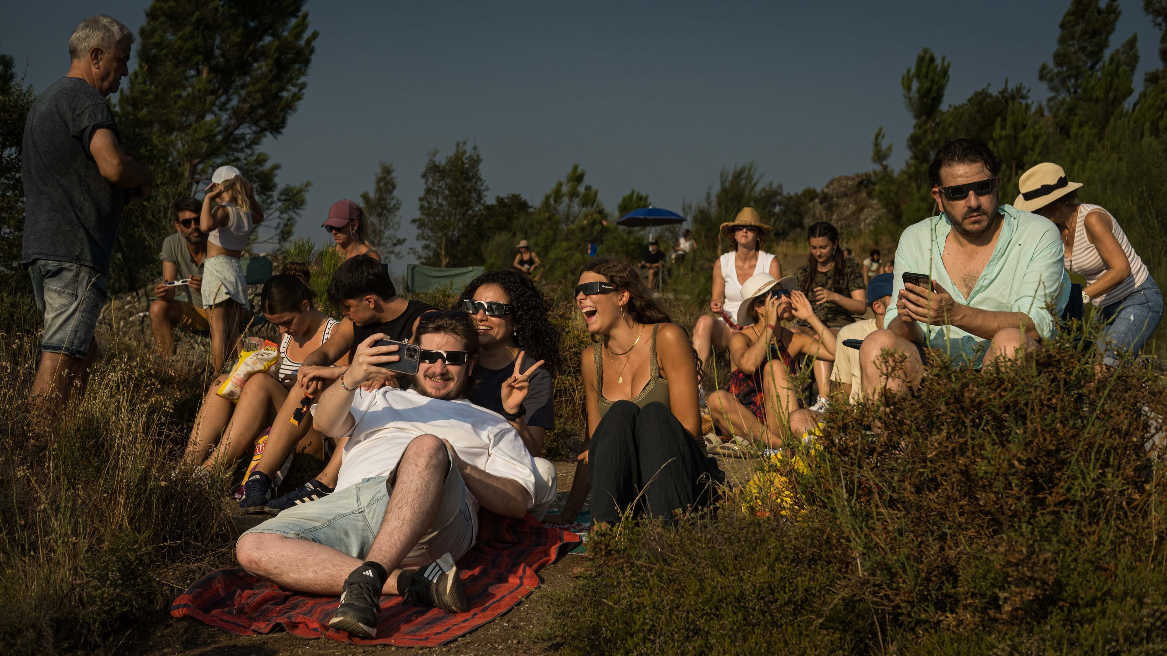 Grupo observando a eclipse no Castro de Caldelas (EFE/Brais Lorenzo)