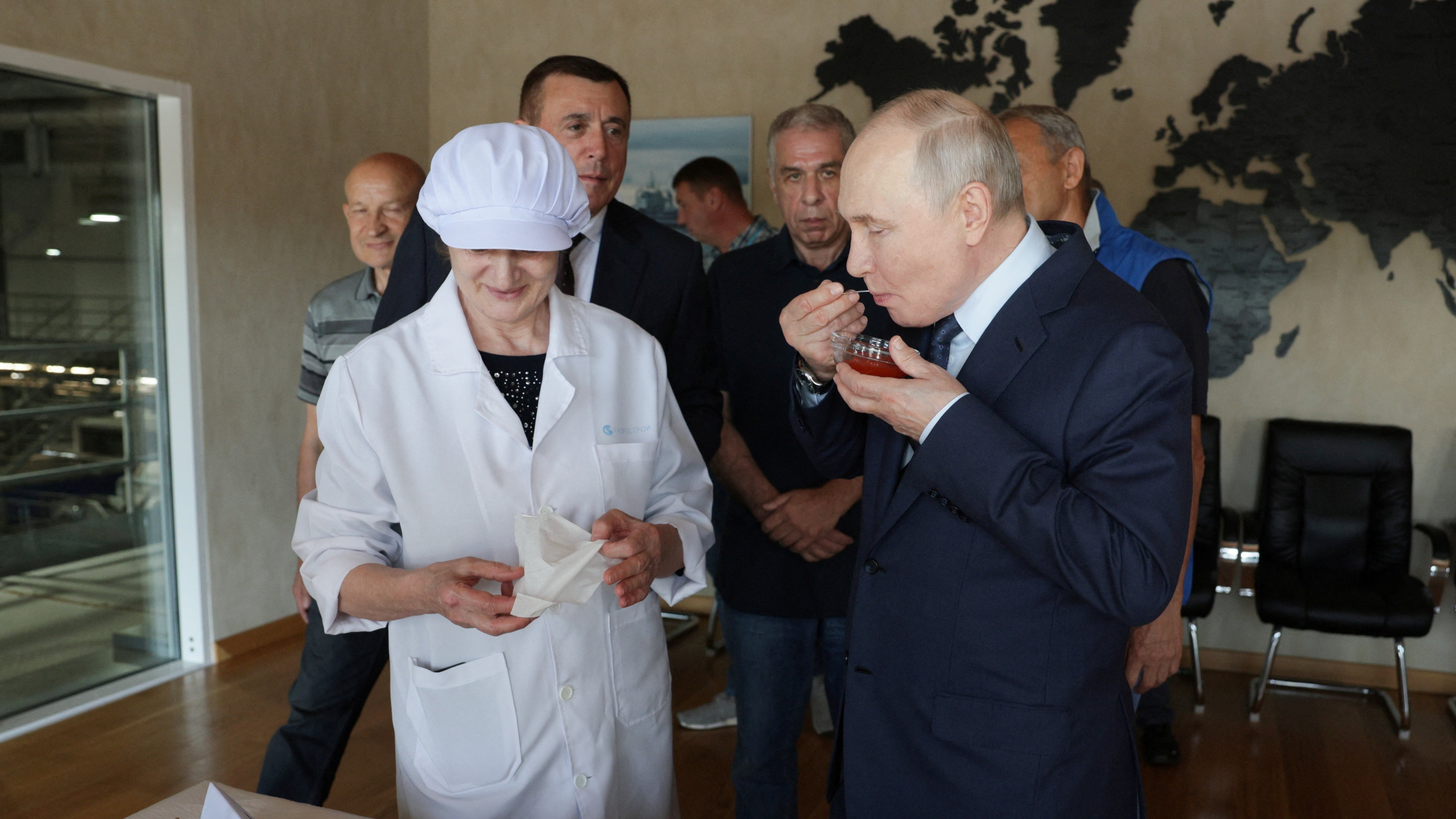 Putin visita unha fábrica de caviar na illa de Iturup no arquipélago das Kuriles. Reuters