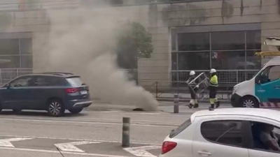 Operarios traballando para subsanar a avaría en Vigo. Cedida/Europa Press