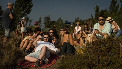 Grupo observando a eclipse no Castro de Caldelas (EFE/Brais Lorenzo)
