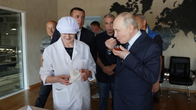 Putin visita unha fábrica de caviar na illa de Iturup no arquipélago das Kuriles. Reuters