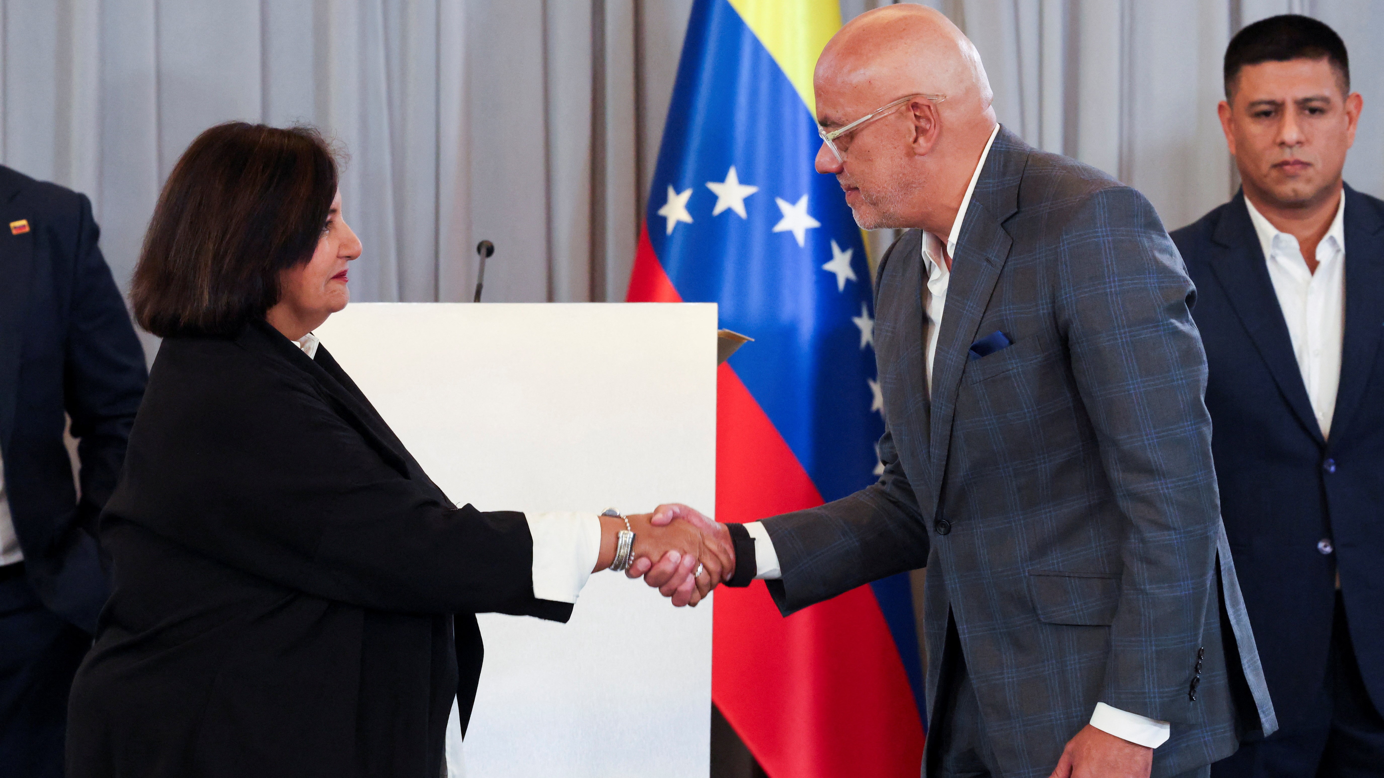 O exdeputada opositora Dinorah Figuera e o presidente da Asemblea Nacional, Jorge Rodríguez, tras finalizar o primeiro ciclo de diálogo (Reuters/Leonardo Fernandez Viloria)