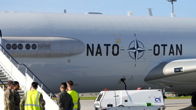 Avión do sistema de vixilancia da OTAN no Báltico nunha base en Letonia (Reuters/Ints Kalnins)