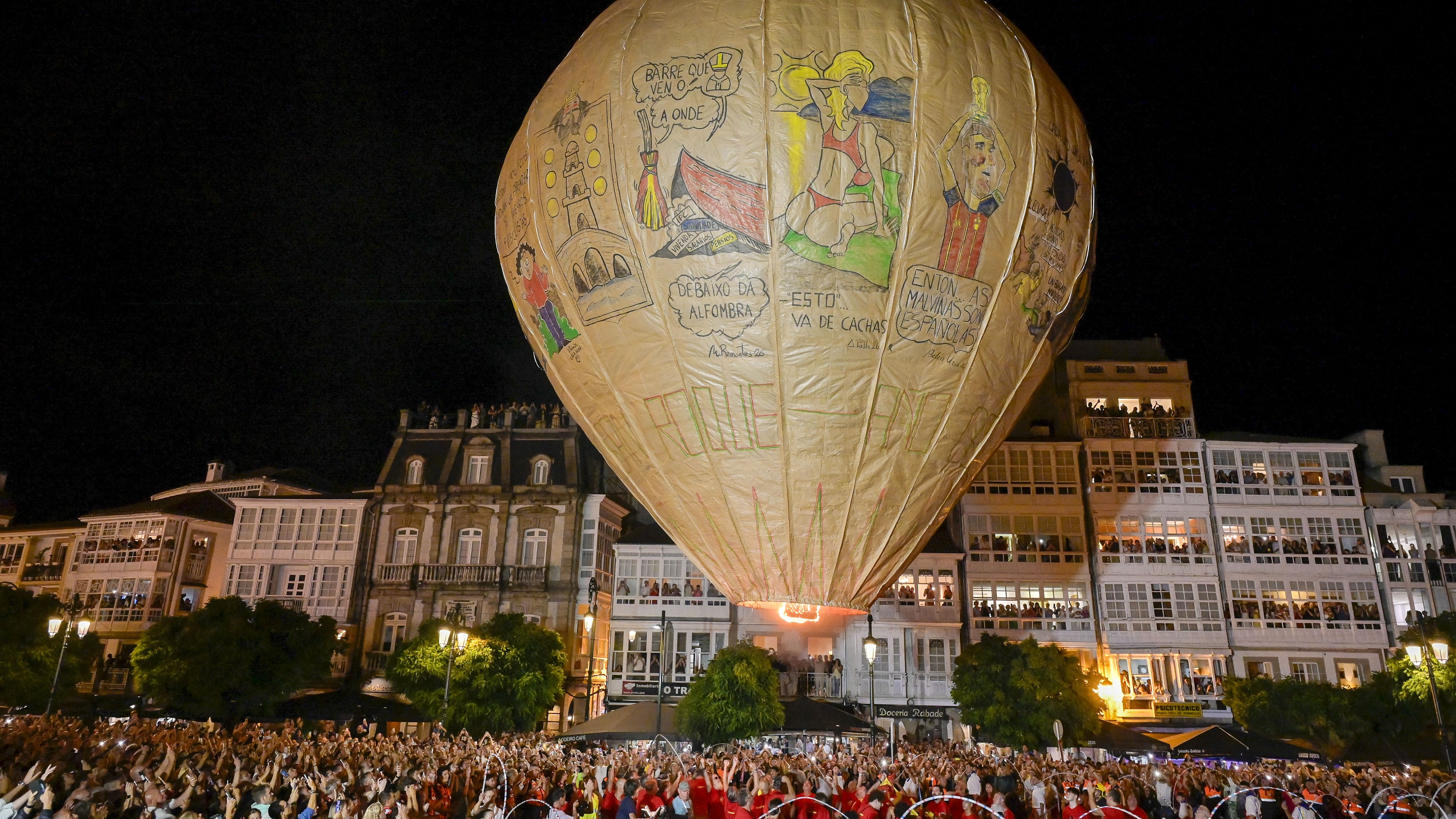 Momento do lanzamento do globo de Betanzos este domingo na praza García Hermanos (EFE/Moncho Fuentes)