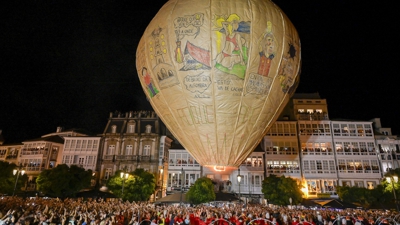 Momento do lanzamento do globo de Betanzos este domingo na praza García Hermanos (EFE/Moncho Fuentes)