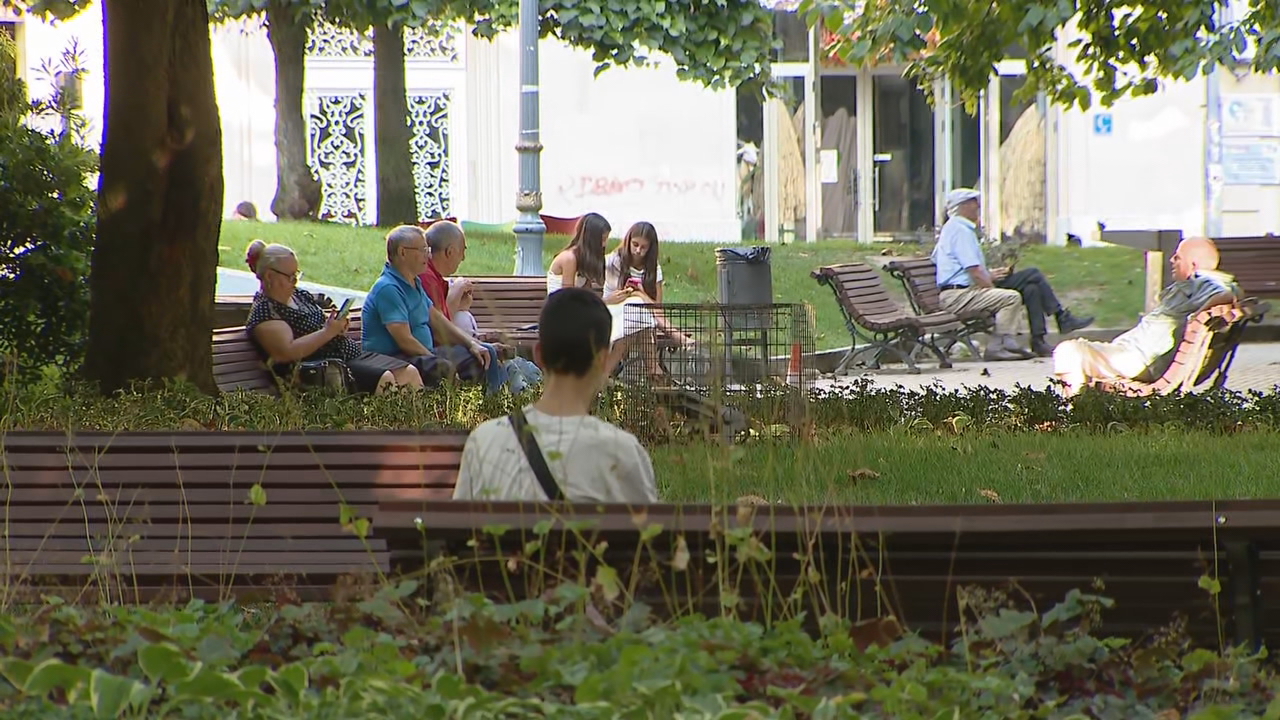 Xente á sombra nos parques de Ourense