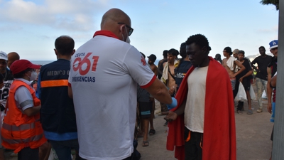 Migrantes atendidos en Ceuta por profesionais do INGESA e voluntarios da Cruz Vermella (Europa Press/Gabriela Sardá Núñez)