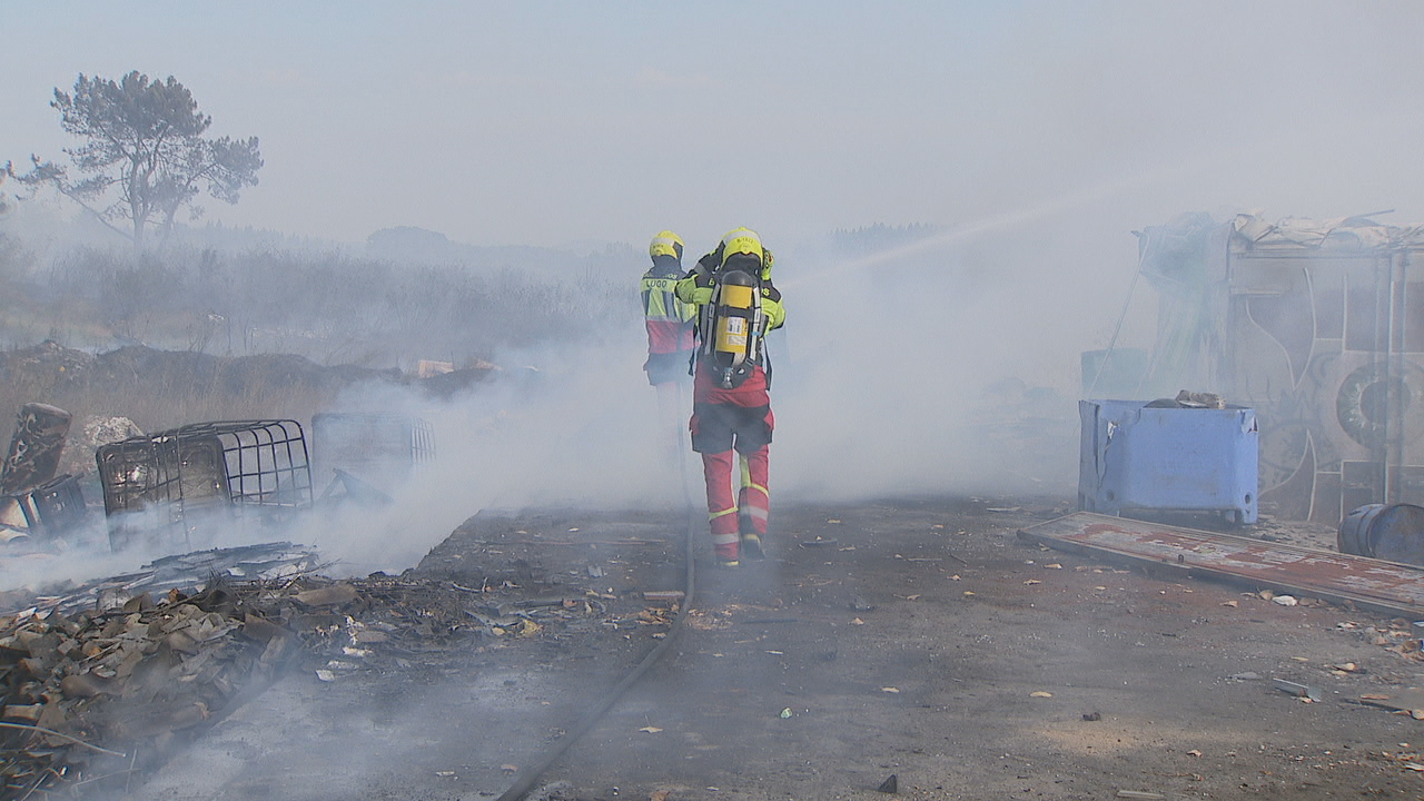 Imaxes do incendio no lugar de Carqueixo, parroquia luguesa de Bóveda