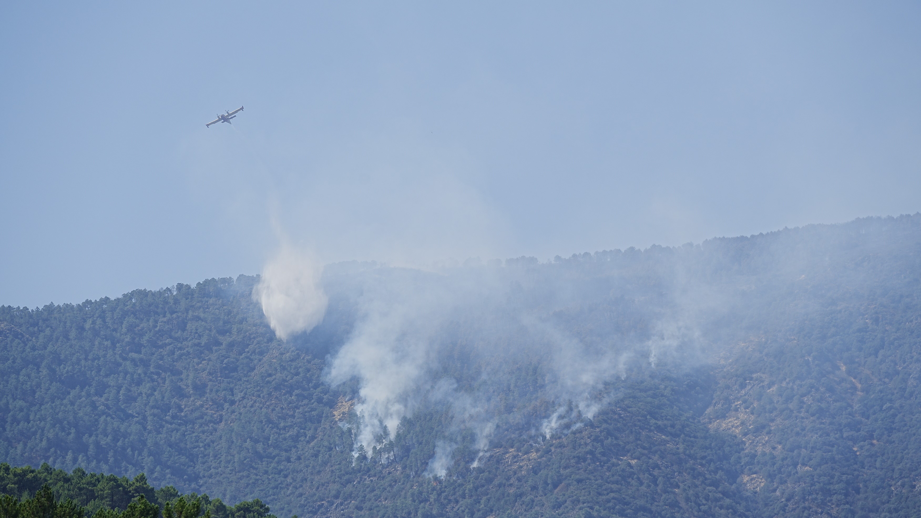 Hidroavión actuando no incendio (Europa Press/Carlos Criado)