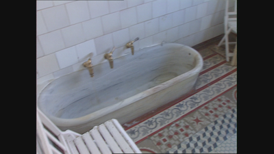 Todos os elementos interiores como as bañeiras de mármore ou os azulexos desapareceron ou son cascallos