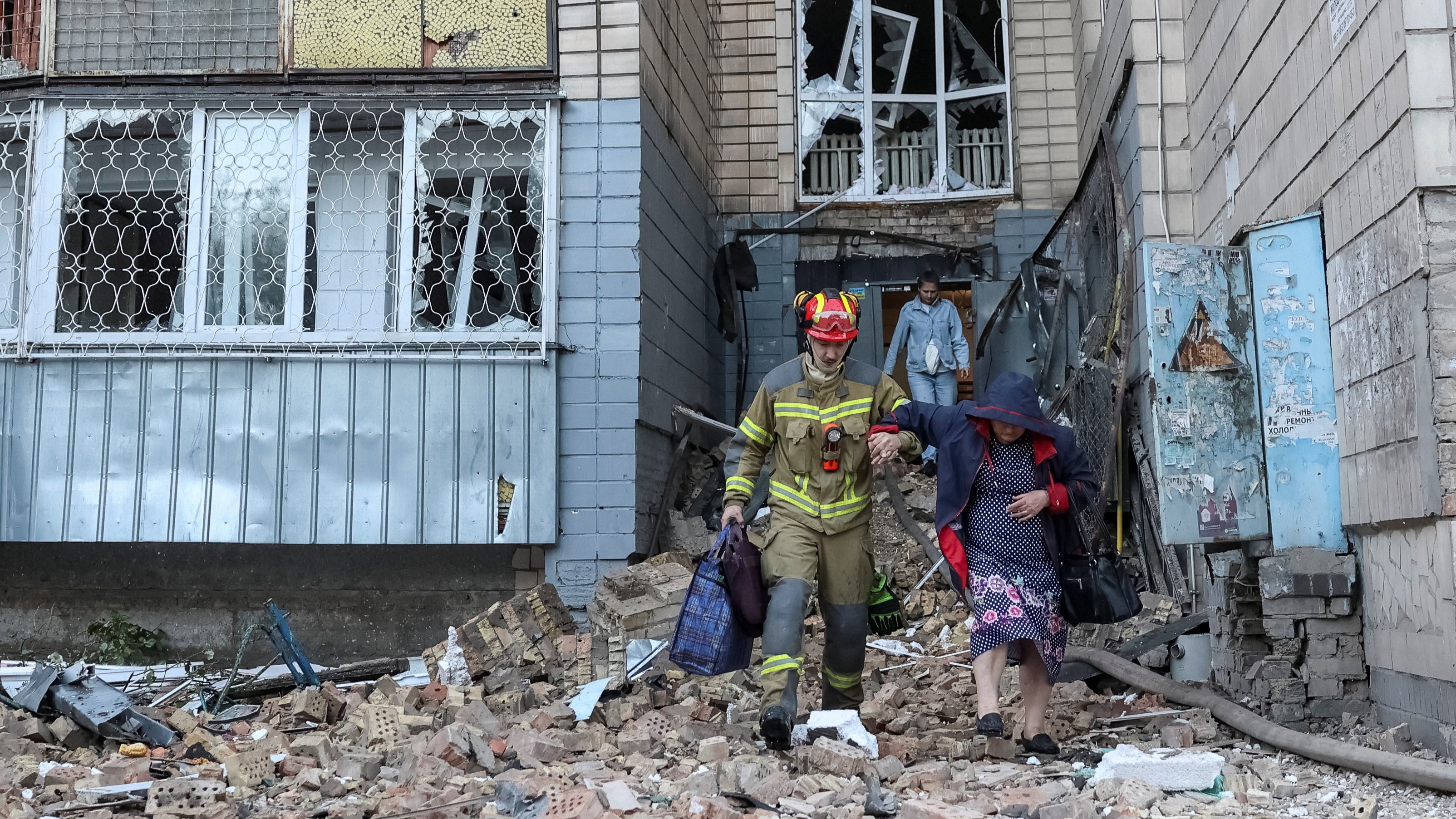 Edificio residencial danado polo ataque sobre Kíiv (Reuters/Anatolii Stepanov)