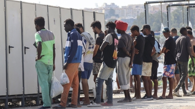 Migrantes na praia do Trampolín, Ceuta (EFE/Reduan)