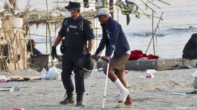 Traslado de migrantes desde a praia do Trampolín, Ceuta, a espazos de acollida (EFE/Reduan)