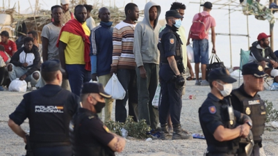 Traslado de migrantes desde a praia do Trampolín, Ceuta, a espazos de acollida (EFE/Reduan)