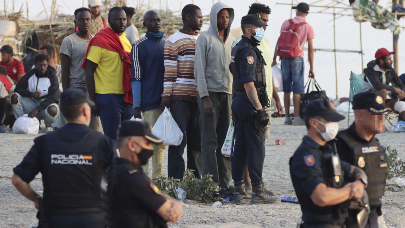 Traslado de migrantes desde a praia do Trampolín, Ceuta, a espazos de acollida (EFE/Reduan)