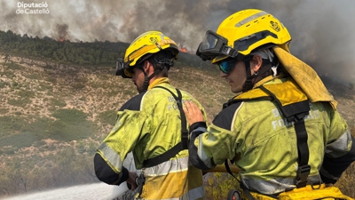 Bombeiros traballando na extinción das lapas que xa queimaron máis de 130 hectáreas en Segorbe. Europa Press