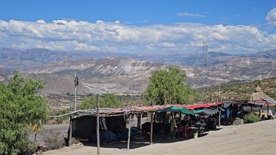 Po flotando no aire tras o sismo en Pacaycasa, Ayacucho (Yerson Coronado/vía Reuters)