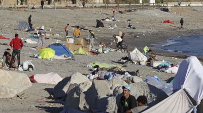 Varios inmigrantes permanecen acampados na praia do Trampolín de Ceuta EFE/ Reduan