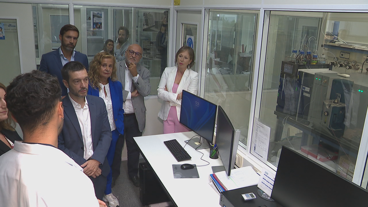 O ministro de Dereitos Sociais e Consumo, Pablo Bustinduy, visitou o EURLMB de Vigo, que depende da Axencia Española de Seguridade Alimentaria.