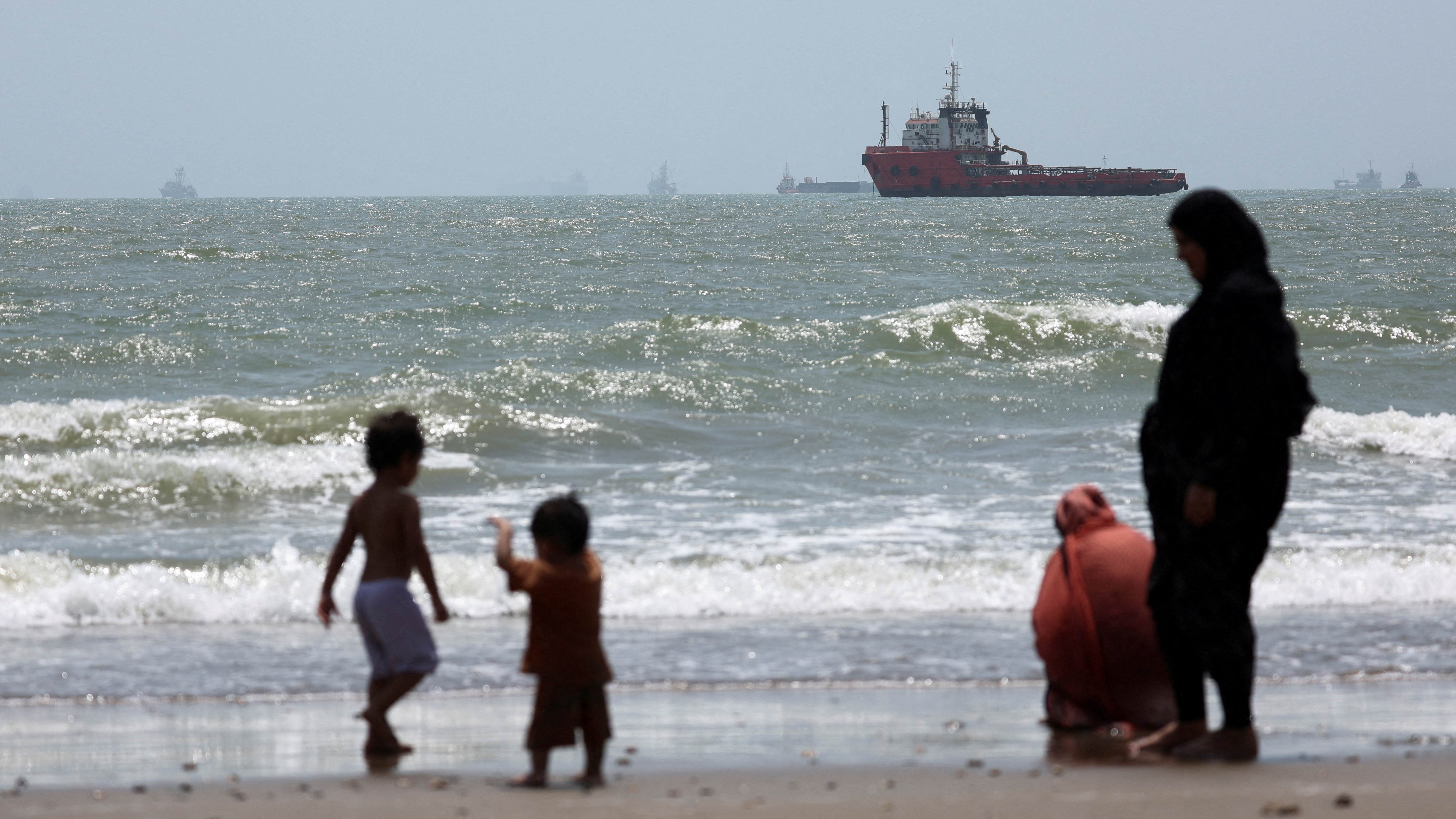 Praia de Bandar Abbas, fronte ao estreito de Ormuz, en Irán. Majid Asgaripour/WANA (West Asia News Agency)/ REUTERS).