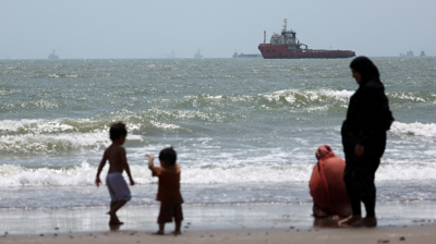 Praia de Bandar Abbas, fronte ao estreito de Ormuz, en Irán. Majid Asgaripour/WANA (West Asia News Agency)/ REUTERS