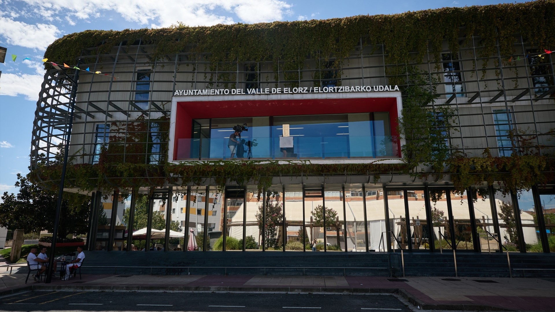 Estado en que quedou a fachada do concello de Noáin logo da explosión (Eduardo Sanz/Europa Press)