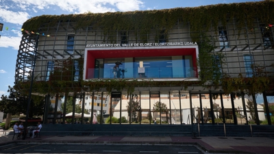 Estado en que quedou a fachada do concello de Noáin logo da explosión ( Eduardo Sanz / Europa Press)