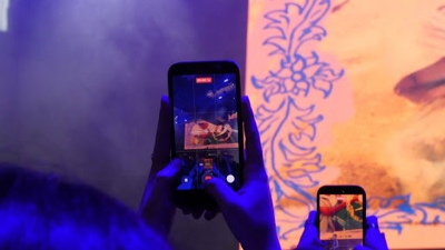 Unha rapaza filmando durante a anterior edición do Lingua Urbana Fest