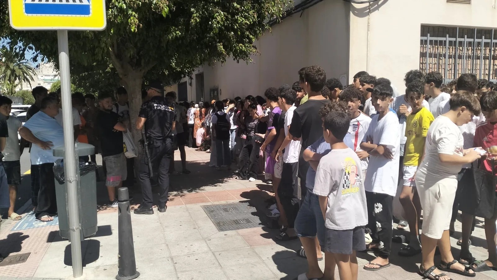 Menores migrantes en Ceuta agardan ás portas da comisaría para seren rexistrados (Europa Press/Gabriela Sardá)