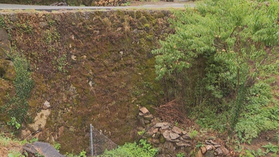 O muro de contención está construído sobre o leito dunha enxurrada