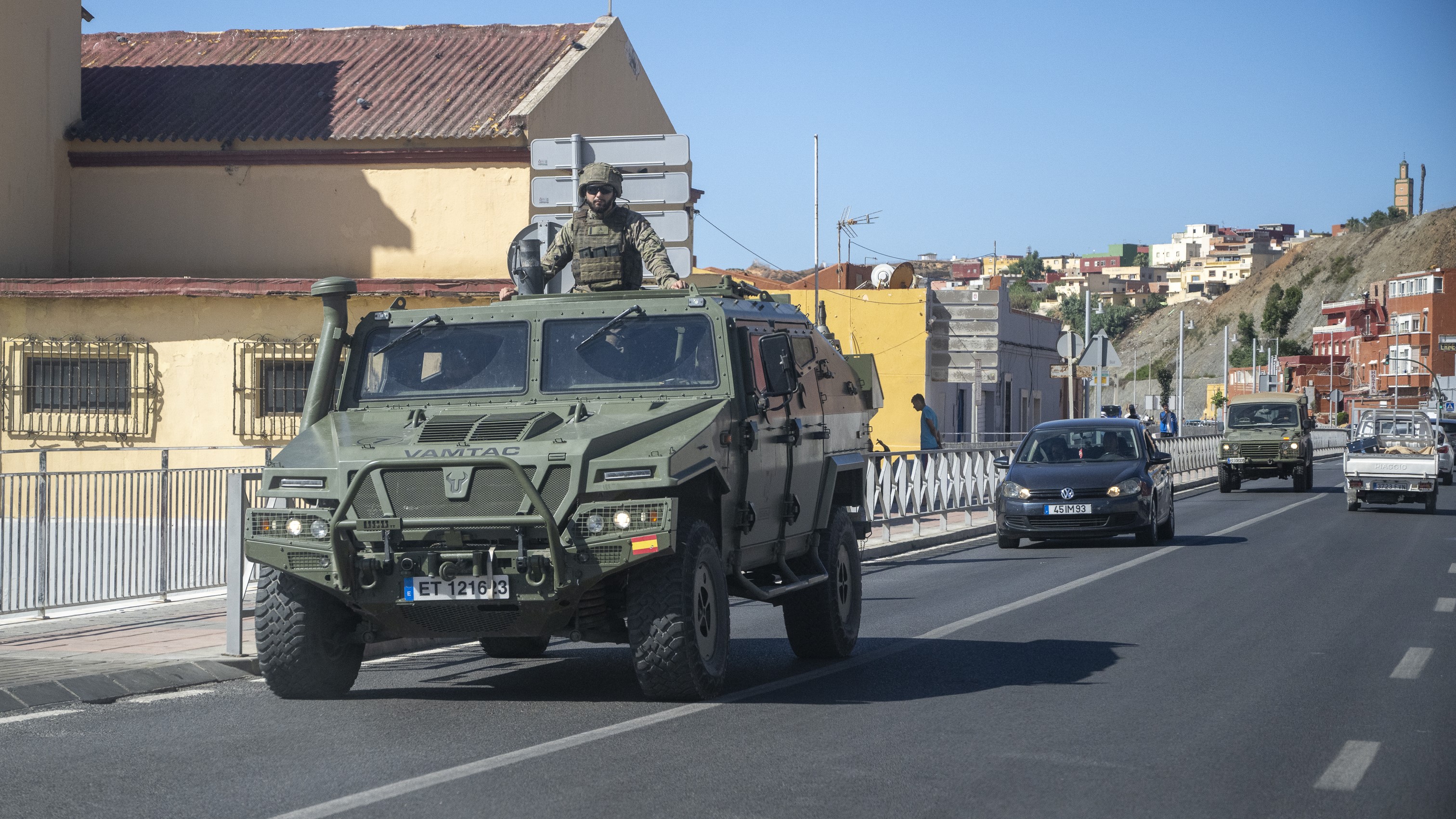 Vehículos do exército patrullan unha estrada en Ceuta. Marcos Moreno / Europa Press