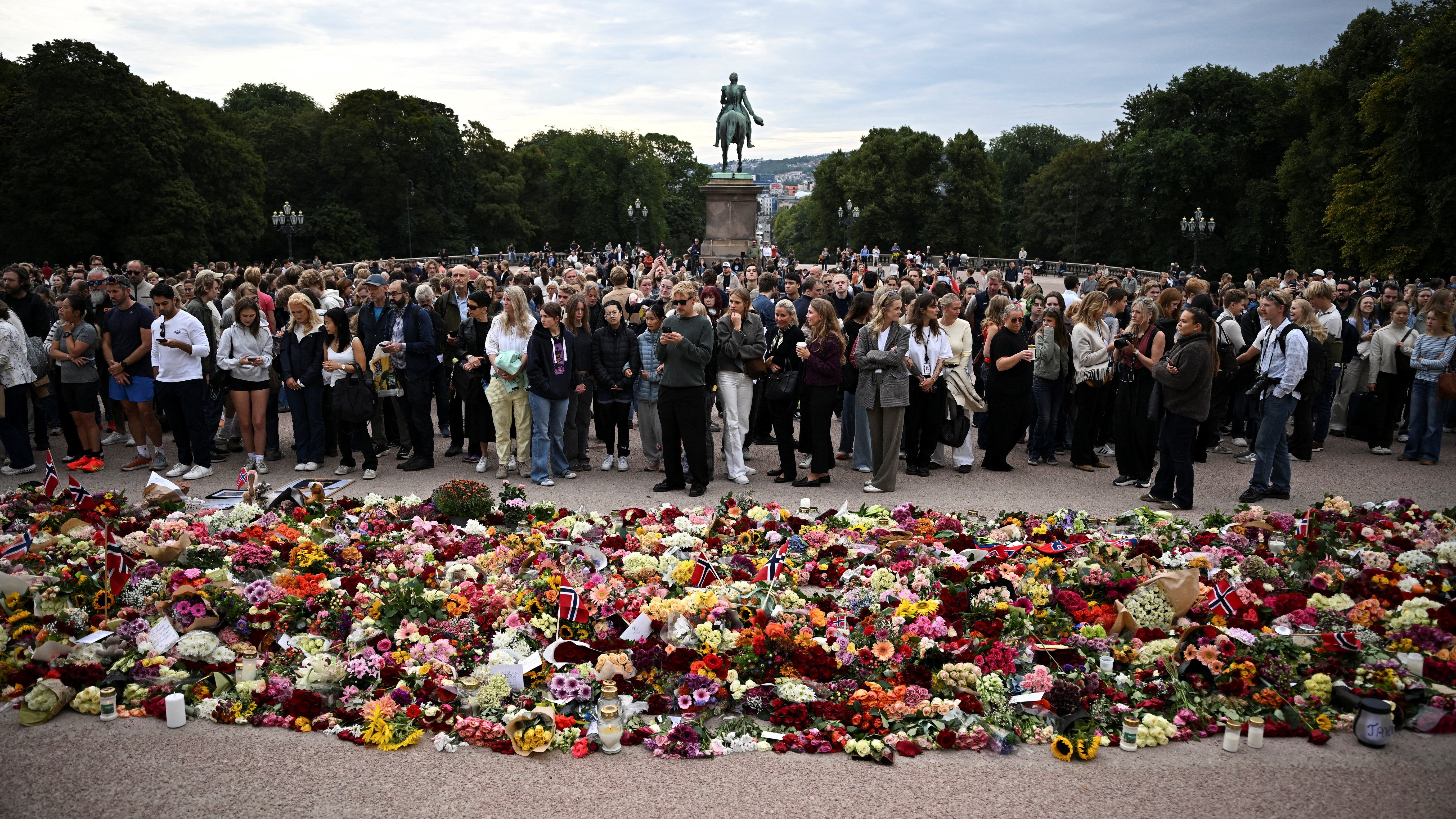 Cidadáns noruegueses acudiron ás portas do Palacio Real a depositar flores (Reuters/Dylan Martínez)