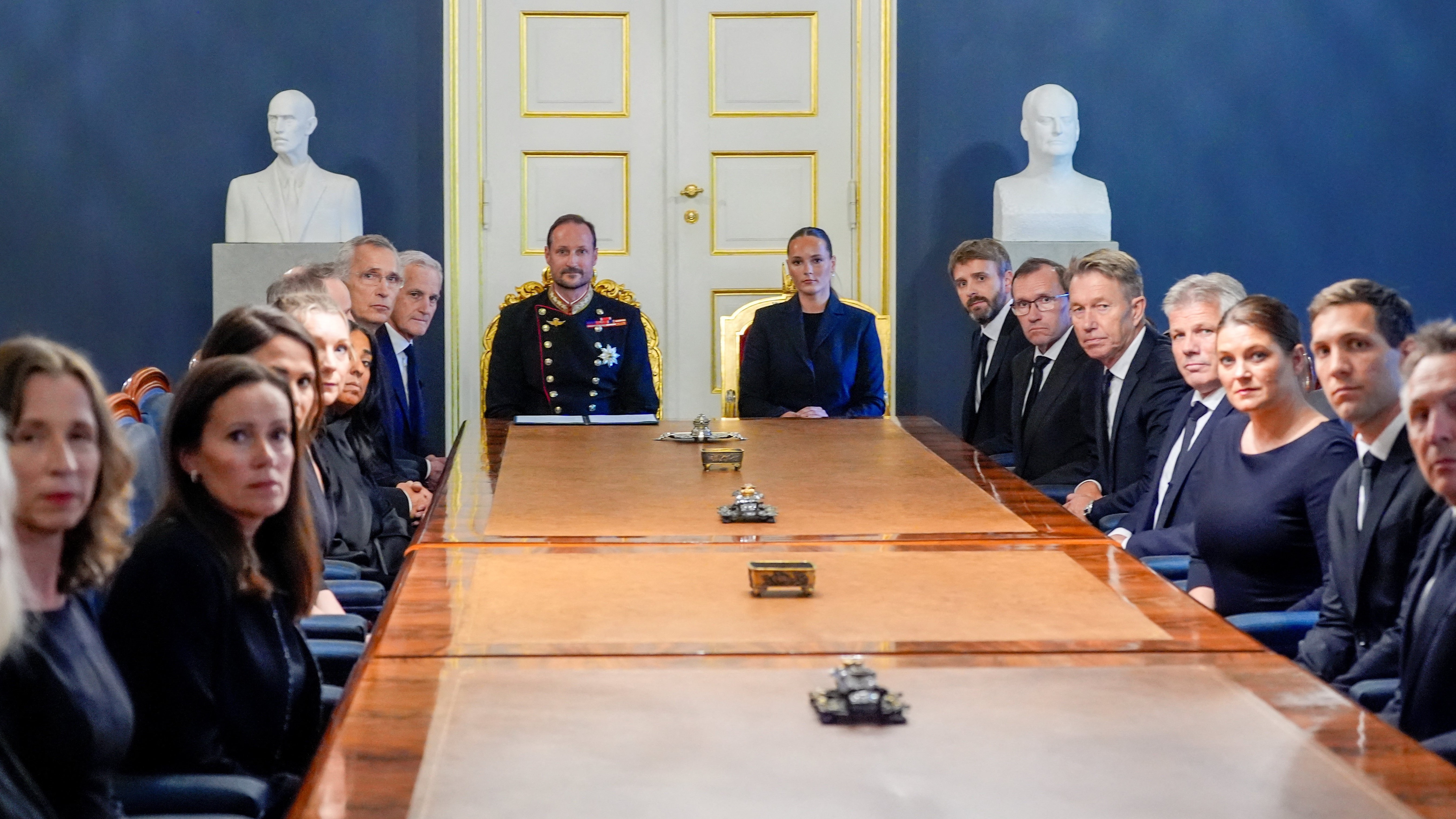 Haakon e a súa filla Ingrid Alexandra na xuntanza extraordinaria do Goberno (NTB/Lise Aserud/vía Reuters)