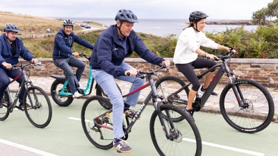 Rueda e a conselleira de Medio Ambiente percorreron en bicicleta un treito do Camiño do Litoral en Ribadeo