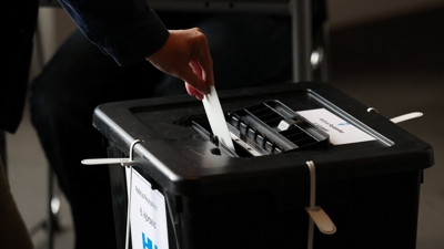 Unha persoa vota no referendo de Islandia. REUTERS/Leonhard Foeger