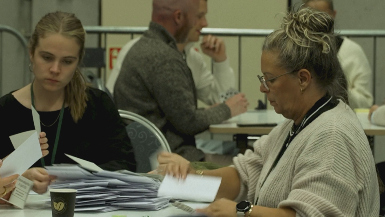 Imaxe do momento do reconto nun centro de votación en Islandia.
